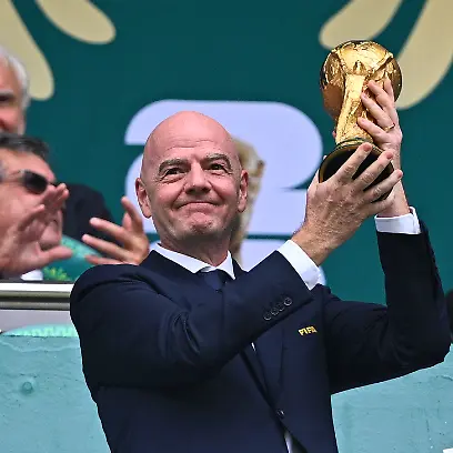 Fussball-Maenner-WM-Eroeffnungsspiel-Mexiko-Suedafrika-Vorrunde-Gruppe-A-Spieltag-1-Mexiko-Stadt-Stadion-Fifa-Praesident-Gianni-Infantino-praesentiert-den-WM-Pokal