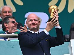 Fussball Maenner WM Eroeffnungsspiel Mexiko Suedafrika Vorrunde Gruppe A Spieltag 1 Mexiko Stadt Stadion Fifa Praesident Gianni Infantino Praesentiert Den WM Pokal