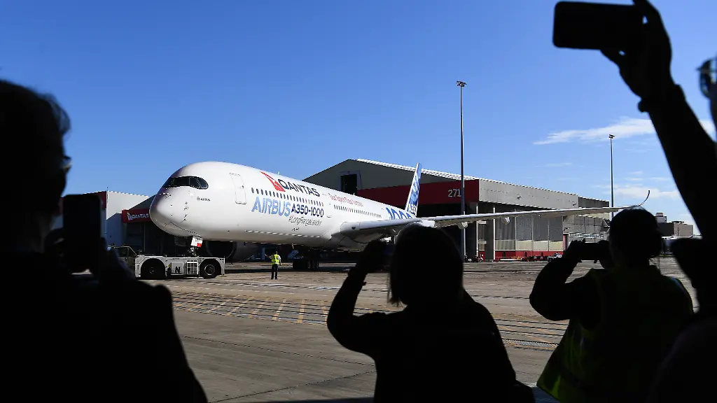 Der-neue-Qantas-Airbus-A350-1000-trifft-auf-dem-Sydney-Domestic-Airport-in-Sydney-ein-Die-australische-Fluggesellschaft-Qantas-will-ab-Ende-2025-die-laengsten-Nonstop-Fluege-der-Welt-in-ihr-Streckennetz-aufnehmen-Die-zu-diesem-Zweck-georderten-zwoelf-Maschinen-des-Typs-Airbus-A350-1000-koennten-in-Zukunft-aber-auch-andere-Staedte-wie-Frankfurt-und-Paris-direkt-mit-Zielen-in-Down-Under-verbinden-teilte-Qantas-am-Montag-mit