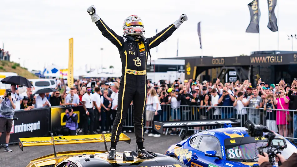 Sonntagssieger-Mirko-Bortolotti-jubelte-vor-dem-DTM-Podium-im-Fahrerlager