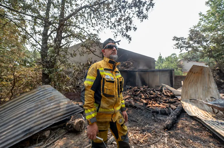 AVILA-CASTILE-AND-LEON-SPAIN-JULY-27-A-resident-loses-their-home-in-the-wake-of-the-wildfire-on-27-July-2026-in-Casillas-Avila-Castile-and-Leon-Spain-The-Burgohondo-Avila-wildfire-has-scorched-55-000-hectares-making-it-the-largest-fire-ever-recorded-in-Spain-Currently-firefighting-efforts-are-focused-on-two-active-areas-of-concern-to-the-crews-the-Mijares-mountain-pass-and-the-area-around-the-town-of-Casillas