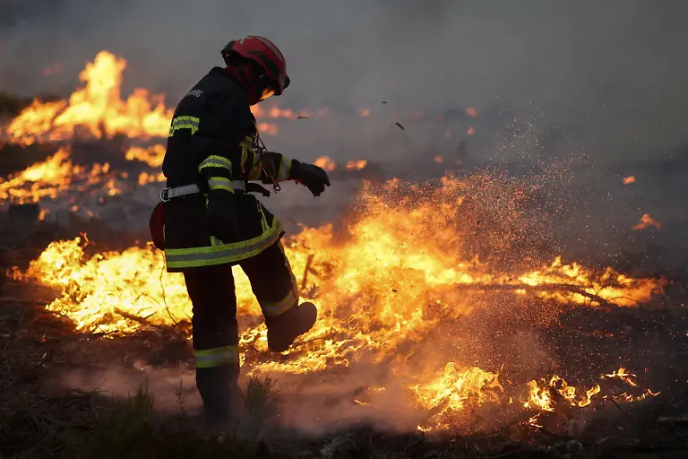 epi_1050843449_REUTERSFOTO_2026-07-25T191650Z 860608258 RC27LMA22HGT RTRMADP 3 EUROPE-WEATHER-FRANCE-WILDFIRE.JPG_Wildfire at Ares, Gr