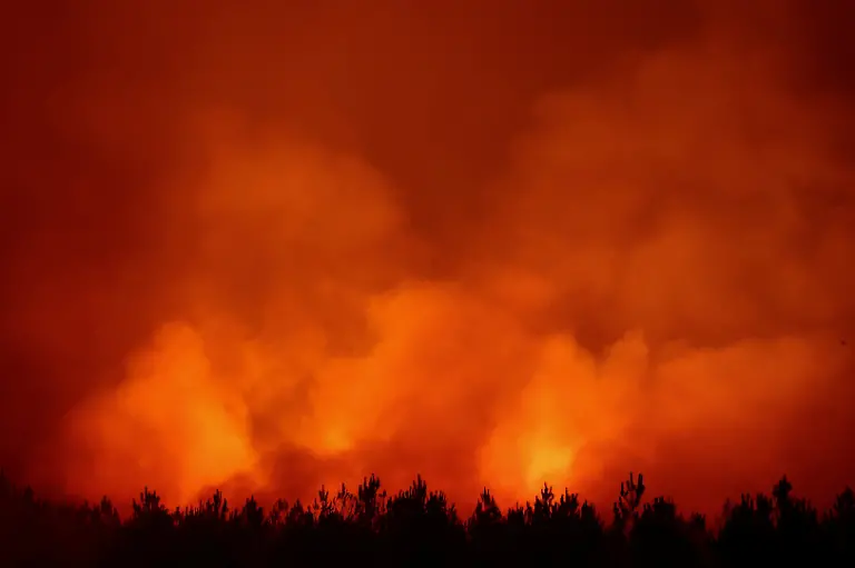 epi_1050697096_REUTERSFOTO_2026-07-26T071257Z 1978392927 RC28LMAHZ7JW RTRMADP 3 EUROPE-WEATHER-FRANCE-WILDFIRE.JPG_Wildfire at Ares, Gi