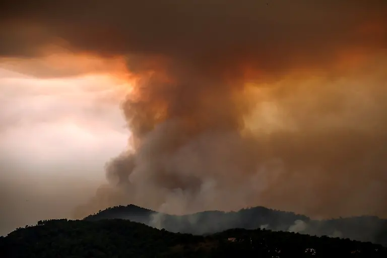 epi_1050639986_REUTERSFOTO_2026-07-26T225902Z 438674908 RC2VLMAXDR7C RTRMADP 3 EUROPE-WEATHER-WILDFIRE-SPAIN.JPG_Smoke rises from a w