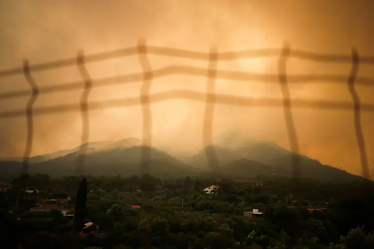 epi_1050565908_REUTERSFOTO_2026-07-27T154214Z 1850560292 RC2EMMATZ3AS RTRMADP 3 EUROPE-WEATHER-WILDFIRE-SPAIN.JPG_A view of a wildfire