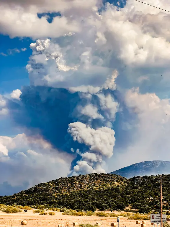 AVILA-CASTILE-AND-LEON-SPAIN-JULY-25-View-of-the-wildfire-in-the-Tietar-Valley-on-25-July-2026-in-Avila-Castile-and-Leon-Spain-The-forest-fire-in-Burgohondo-Avila-now-in-its-fourth-day-this-Saturday-has-led-to-the-order-for-the-precautionary-evacuation-of-the-villages-of-Piedralaves-La-Adrada-Casillas-Sotillo-Santa-Maria-del-Tietar-Navahondilla-and-Casavieja-following-a-difficult-night-due-to-constantly-changing-weather-conditions-and-the-proximity-of-the-fire-which-is-advancing-from-the-Community-of-Madrid-meanwhile-the-number-of-people-affected-currently-stands-at-5-150-evacuated-and-8-600-confined-to-their-homes