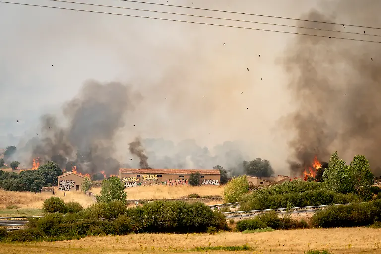 SAN-MARTIN-DE-VALDEIGLESIAS-MAD-SPAIN-JULY-25-View-of-the-wildfire-on-25-July-2026-in-San-Martin-de-Valdeiglesias-Madrid-Spain-Overnight-the-change-in-weather-conditions-with-less-wind-higher-humidity-and-cooler-temperatures-has-helped-although-the-fire-remains-active-The-authorities-priority-is-to-prevent-the-fire-from-reaching-El-Escorial-or-merging-with-the-one-affecting-the-Burgohondo-area-in-Avila-Photo-By-A