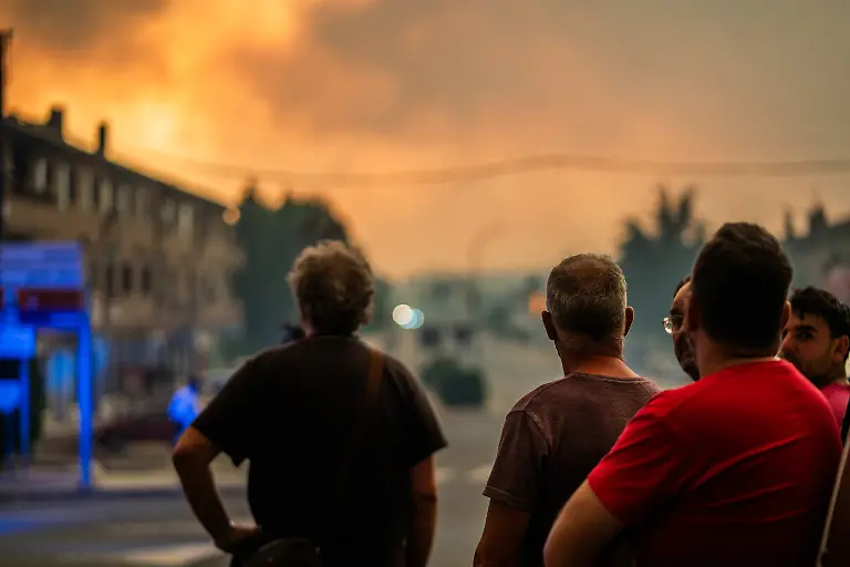 LA-ADRADA-AVILA-CASTILE-AND-LE-SPAIN-JULY-26-Several-people-watch-the-fire-whilst-efforts-are-underway-to-extinguish-the-wildfire-on-25-July-2026-in-La-Adrada-Avila-Castile-and-Leon-Spain-La-Adrada-one-of-the-municipalities-in-the-Tietar-Valley-Avila-was-evacuated-as-a-precautionary-measure-on-Saturday-due-to-the-advance-of-the-serious-Burgohondo-fire-which-together-with-the-one-in-Madrid-has-the-neighbouring-population-on-tenterhooks-and-has-already-burnt-more-than-45-000-hectares