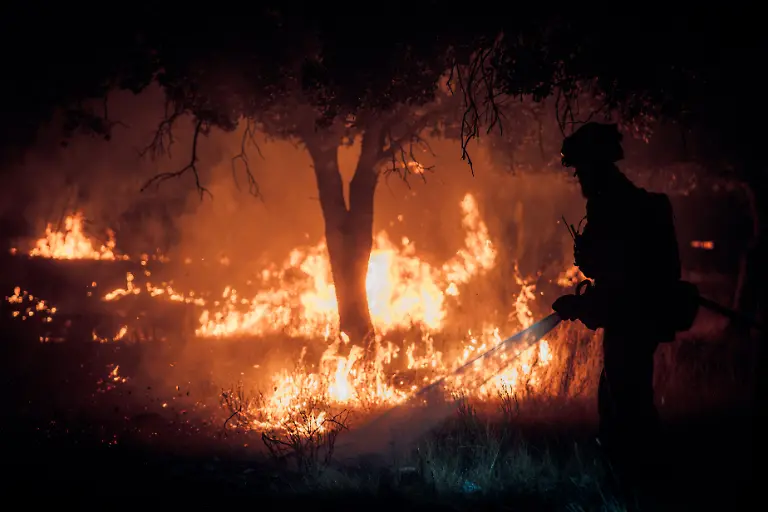 This-handout-photo-released-on-July-23-2026-and-taken-on-July-22-2026-by-Spain-s-Military-Emergencies-Unit-UME-shows-UME-personnel-fighting-a-wildfire-near-Almorox-70-kilometers-southwest-of-Madrid-In-Spain-a-fire-broke-out-on-July-22-afternoon-in-Almorox-near-Toledo-southwest-of-Madrid-leading-to-the-evacuation-of-several-municipalities-in-the-area-and-the-lockdown-of-one-of-them-emergency-services-announced-on-X-Reflecting-the-rapid-spread-of-the-fire-authorities-and-emergency-services-twice-sent-an-alert-message-to-all-mobile-phones-in-the-area-to-warn-of-the-situation
