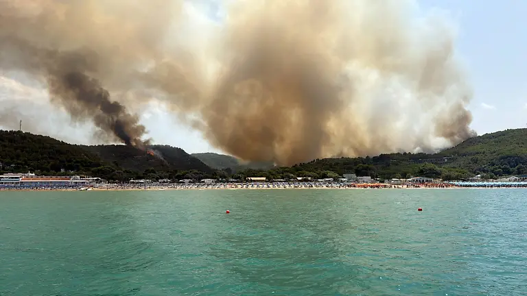 AFP__20260726__C38T8NF__v4__HighRes__TopshotItalyFireWeatherClimate (1)