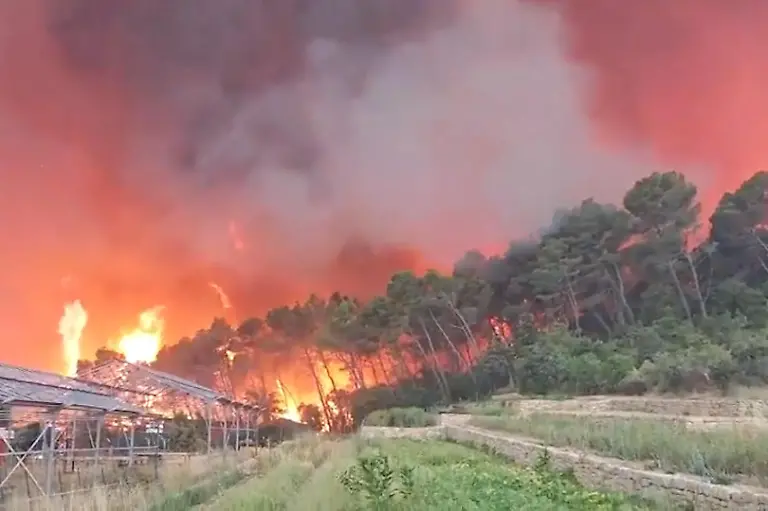 PONTEVRS-VAR-FRANCE-JULY-22-EDITORIAL-USE-ONLY-MANDATORY-CREDIT-BOUCHES-DU-RHONE-FIRE-RESCUE-SERVICE-HANDOUT-NO-MARKETING-NO-ADVERTISING-CAMPAIGNS-DISTRIBUTED-AS-A-SERVICE-TO-CLIENTS-A-screen-grab-taken-from-a-video-shows-the-wildfire-that-swept-through-southeastern-France-s-Var-department-overnight-and-burned-2-550-hectares-6-301-acres-in-Pontevrs-Var-France-on-July-22-2026-The-Var-Departmental-Fire-and-Rescue-Service-said-the-blaze-has-scorched-2-550-hectares-and-is-now-contained-with-no-significant-further-spread-Two-homes-were-destroyed-in-the-commune-of-Ponteves-where-around-10-homes-including-those-later-destroyed-had-been-evacuated-Around-400-people-were-evacuated-from-five-municipalities-according-to-the-latest-update-from-the-Var-prefecture-The-wildfire-also-left-approximately-2-300-households-without-electricity-mainly-in-the-commune-of-Cotignac-where-crews-are-working-to-restore-power