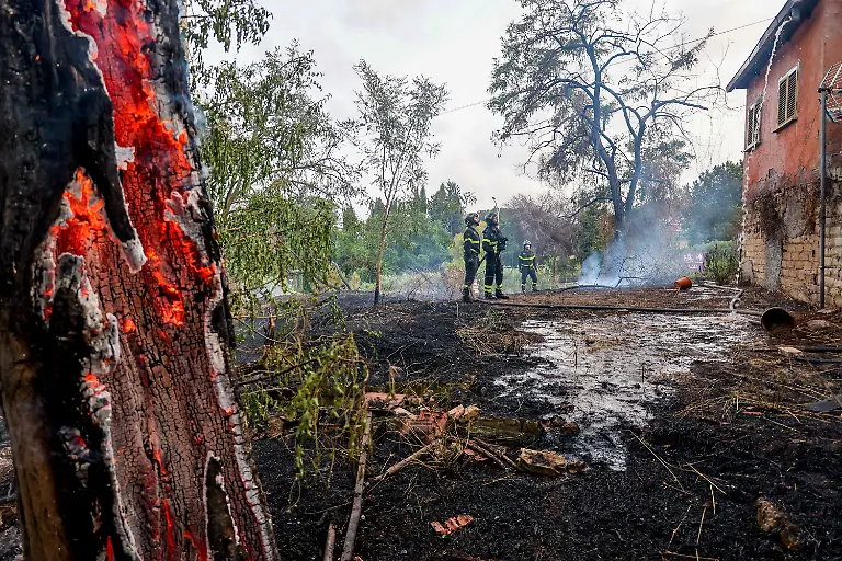 Roma-nella-zona-compresa-tra-via-aurelia-val-cannuta-via-di-acquafredda-si-e-sviluppato-un-imponente-incendio-che-a-causa-del-forte-vento-si-e-propagato-in-breve-tempo-a-tutta-la-zona-della-riserva-naturale-di-acquafredda-nelle-foto-protezione-civile-vigili-del-fuoco-e-polizia-roma-capitale-sul-luogo-dell-incendio-Roma-Italia-21-luglio-2026-Benvenuti-Lapresse-Rome-in-the-area-between-Via-Aurelia-Val-Cannuta-and-Via-di-Acquafredda-a-huge-fire-broke-out-that-due-to-strong-winds-quickly-spread-throughout-the-Acquafredda-Nature-Reserve-In-the-photos-civil-protection-firefighters-and-Romes-local-police-are-on-the-scene-of-the-fire