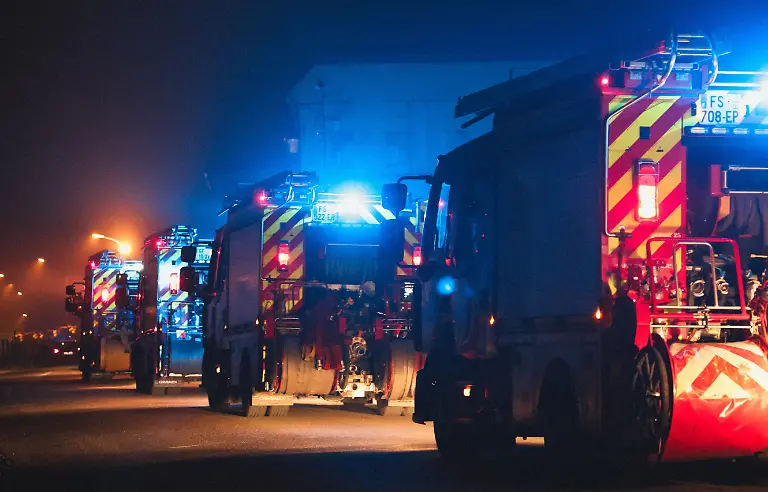 Firefighters-are-trying-to-bring-under-control-the-massive-fire-that-broke-out-on-the-afternoon-of-23-July-on-the-Atlantic-coast-of-south-western-France-in-the-Landes-department-Nearly-3-000-hectares-have-already-gone-up-in-smoke