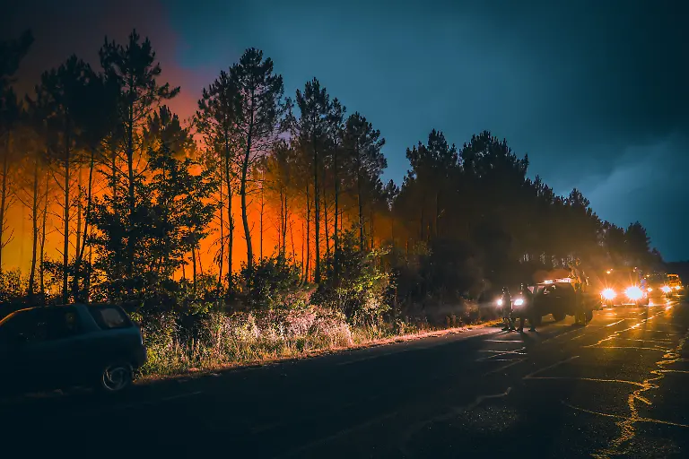 Firefighters-are-trying-to-bring-under-control-the-massive-fire-that-broke-out-on-the-afternoon-of-23-July-on-the-Atlantic-coast-of-south-western-France-in-the-Landes-department-Nearly-3-000-hectares-have-already-gone-up-in-smoke