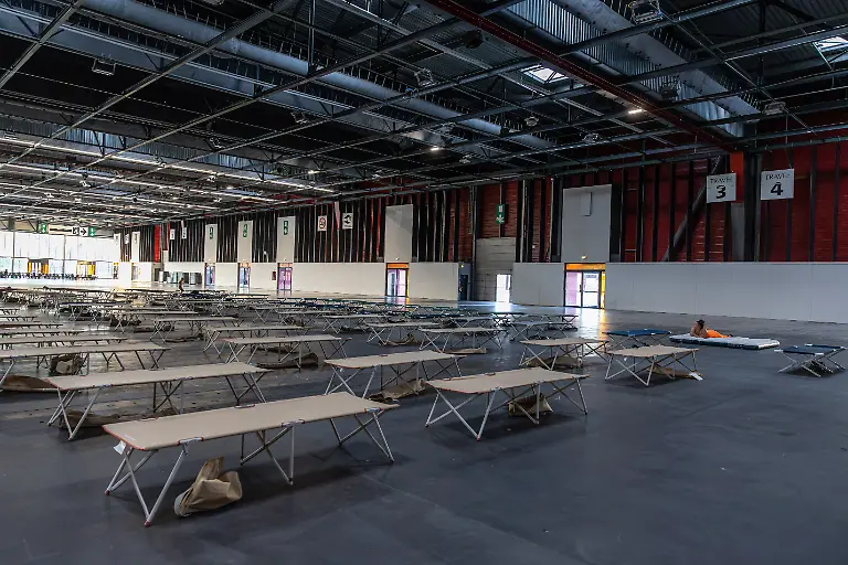 More-than-400-emergency-camp-beds-are-set-up-inside-Bordeaux-Exhibition-Centre-Parc-des-Expositions-to-accommodate-people-evacuated-from-their-homes-following-the-major-wildfires-affecting-the-Gironde-department-Bordeaux-France-on-July-23-2026-Photo-by-Margot-Le-Gonidec-ABACAPRESS