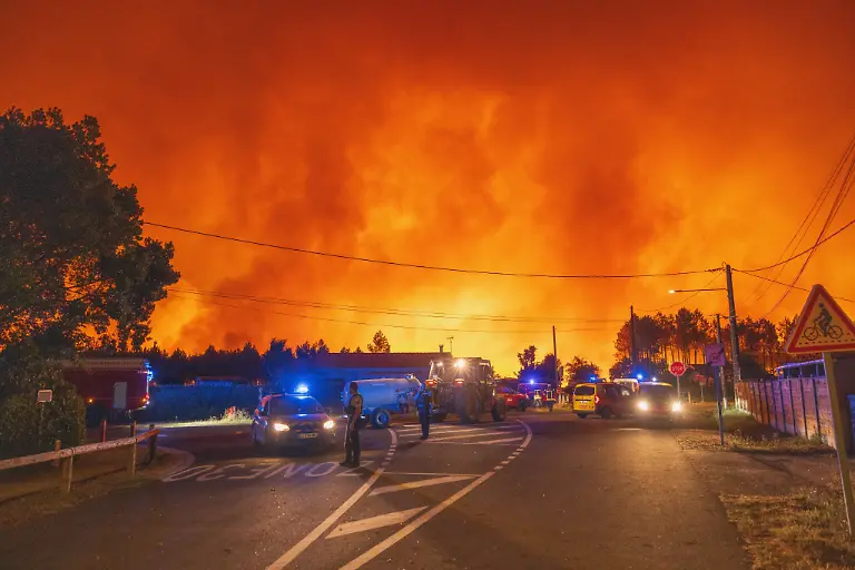 A-forest-fire-broke-out-on-Wednesday-July-22-around-noon-in-the-Saumos-Forest-in-the-area-known-as-L-Esquirot-The-fire-was-extremely-intense-and-is-spreading-rapidly-due-to-very-unfavorable-weather-conditions-and-has-reached-the-town-of-Le-Porge-on-July-22-2026-Photo-by-Clement-Viala-infobassin-com-ABACAPRESS