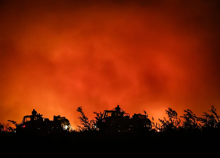 Firefighters-are-trying-to-bring-under-control-the-massive-fire-that-broke-out-on-the-afternoon-of-23-July-on-the-Atlantic-coast-of-south-western-France-in-the-Landes-department-Nearly-3-000-hectares-have-already-gone-up-in-smoke