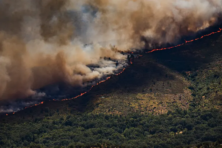View-of-a-thick-column-of-smoke-caused-by-a-wildfire-on-23-July-2026-in-Burgohondo-Avila-Castile-and-LeA-n-Spain-The-Regional-Government-of-Castile-and-LeA-n-has-raised-the-Potential-Severity-Index-IGR-2-for-the-wildfire-that-broke-out-in-Burgohondo-Avila-which-could-threaten-more-than-300-hectares-of-woodland-and-pose-a-aserious-riska-to-the-population-and-non-forest-assets-Photo-by-Mateo-Lanzuela-Europa-Press-ABACAPRESS