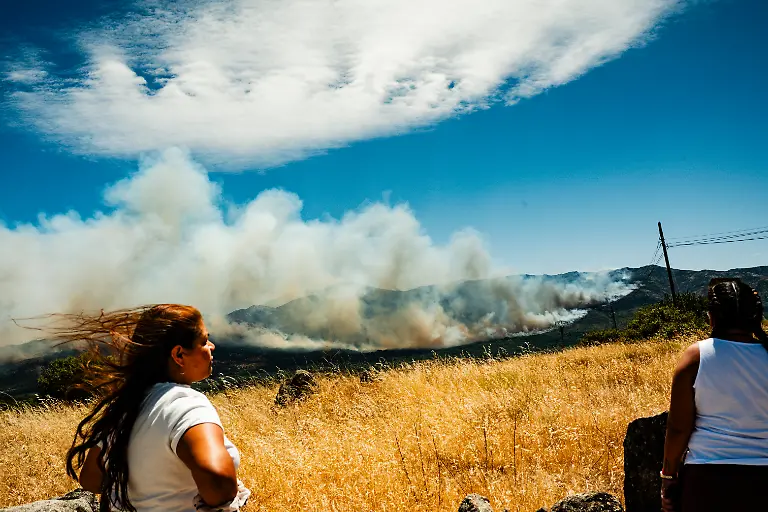 Menschen-beobachten-einen-Waldbrand-Nach-Angaben-der-oertlichen-Behoerden-koennte-der-Brand-auch-ein-Risiko-fuer-die-Bevoelkerung-darstellen