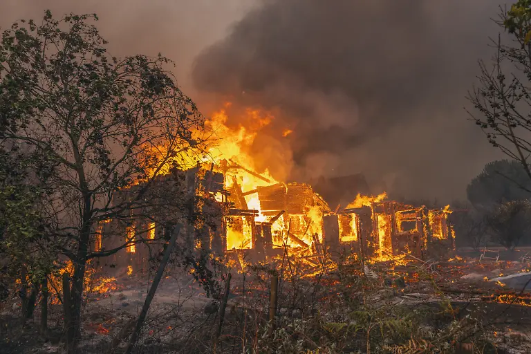 Firefighters-are-trying-to-extinguish-fires-ravaging-homes-in-Le-Porge-in-southwestern-France-on-July-24-2026-as-part-of-the-effort-to-combat-wildfires-A-particularly-fierce-wildfire-has-burned-more-than-12-000-hectares-since-July-22-2026-near-the-Arcachon-Basin-Gironde-where-thousands-of-residents-and-tourists-have-been-evacuated-from-this-part-of-the-Landes-de-Gascogne-forest-which-was-already-devastated-by-flames-in-2022-Photo-by-Clement-Viala-Infobassin-com-ABACAPRESS
