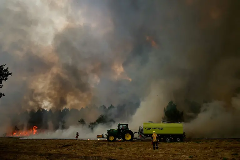 Feuerwehrleute-nutzen-Gegenfeuer-um-Vegetation-vor-einem-Waldbrand-zu-entfernen-und-so-eine-brennstofffreie-Pufferzone-in-Marcheprime-westlich-von-Bordeaux-zu-schaffen-da-seit-dem-22-Juli-ein-Waldbrand-den-Wald-noerdlich-des-Arcachon-Beckens-Gironde-verwuestet-Das-Feuer-das-das-Gebiet-um-das-Bassin-d-Arcachon-erfasst-hat-und-nun-die-Aussenbezirke-des-Grossraums-Bordeaux-bedroht-hat-laut-Angaben-der-Praefektur-der-Gironde-eine-Brandflaeche-von-42-000-Hektar-zerstoert