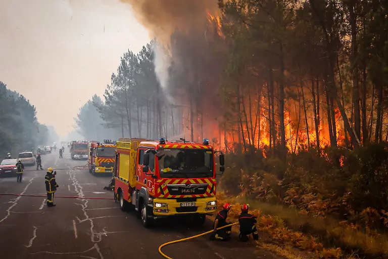 Between-the-towns-of-Lacanau-and-Le-Porge-french-firefighters-are-battling-one-of-the-largest-wildfires-ever-seen-in-the-country-More-than-42-000-hectares-of-forest-have-already-been-destroyed-More-than-200-000-people-have-been-evacuated-last-days-The-fire-is-now-less-than-15-kilometres-from-the-Bordeaux-Metropole-and-the-fire-service-is-struggling-to-bring-it-under-control
