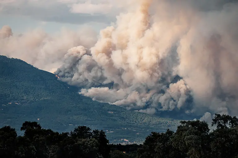 View-of-the-fire-from-the-TiA-tar-Valley-July-25-2026-in-Avila-Castile-and-LeA-n-Spain-The-Burgohondo-Avila-forest-fire-remains-active-and-its-spread-has-necessitated-the-extension-of-protective-measures-for-the-local-population-The-emergency-services-have-ordered-the-precautionary-evacuation-of-six-towns-in-the-TiA-tar-Valley-in-response-to-the-fireas-advance-and-the-risk-posed-by-the-proximity-of-the-flames-and-smoke-Piedralaves-La-Adrada-Casillas-Sotillo-Santa-MarA-a-del-TiA-tar-and-Navahondilla-Photo-by-Carlos-LujA-n-Europa-Press-ABACAPRESS