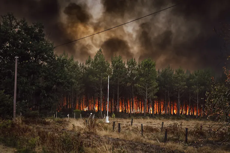 BASSIN-D-ARCACHON-GIRONDE-FRANCE-26-JUILLET-2026-Vue-generale-des-zones-touchees-par-les-incendies-entre-Le-Porge-Lacanau-Blagon-sur-la-route-de-Marcheprime-et-a-Somos-ou-le-feu-a-debute-montrant-les-destructions-d-habitations-la-foret-calcinee-la-solidarite-des-agriculteurs-et-des-habitants-aux-cotes-des-pompiers-avec-leurs-propres-citernes-pour-lutter-contre-les-redeparts-de-feux-ainsi-que-les-panneaux-signalant-les-communes-frappees-L-appui-aerien-des-Canadairs-est-egalement-deploye-BASSIN-D-ARCACHON-GIRONDE-FRANCE-JULY-26-2026-General-view-of-the-wildfire-affected-areas-between-Le-Porge-Lacanau-Blagon-along-the-road-to-Marcheprime-and-Somos-where-the-fire-broke-out-showing-destroyed-homes-charred-forests-the-solidarity-of-local-farmers-and-residents-joining-firefighters-with-their-own-water-tankers-to-tackle-flare-ups-and-road-signs-indicating-the-hit-towns-Aerial-support-from-Canadair-waterbombers-is-also-deployed