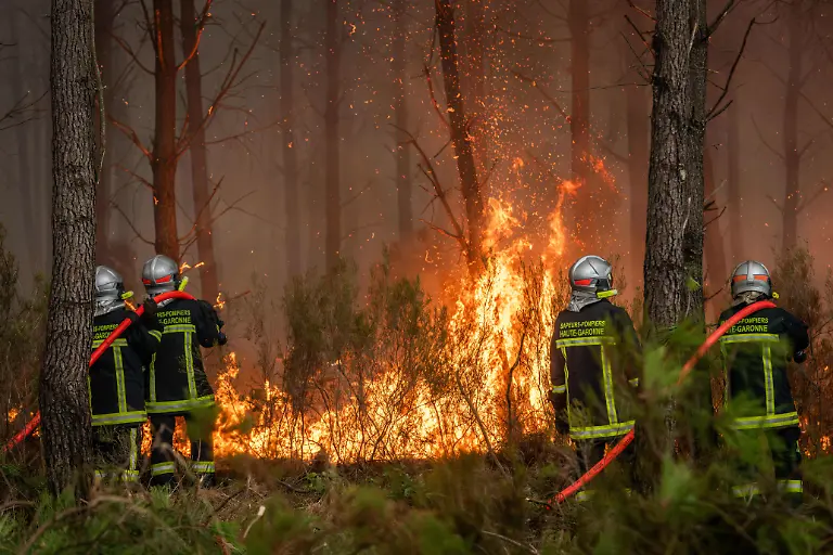 July-26-2026-Cestas-Nouvelle-Aquitaine-France-A-wall-of-flames-continues-to-ravage-the-Gironde-region-where-firefighters-are-racing-against-the-clock-Despite-an-unprecedented-mobilization-effort-the-fire-remains-a-threat-due-to-the-heat-and-wind