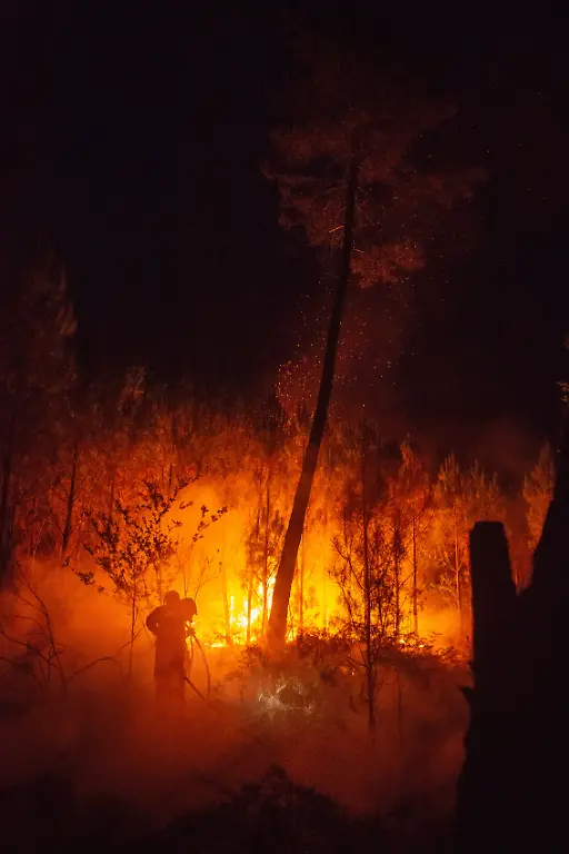 Firefighters-and-civilian-volunteers-refill-a-water-tanker-during-nighttime-wildfire-suppression-operations-as-emergency-lights-illuminate-the-scene-while-crews-continue-battling-the-blaze-in-Gironde-southwestern-France-on-July-26-2026-Photo-by-Fabrice-Sapte-ABACAPRESS