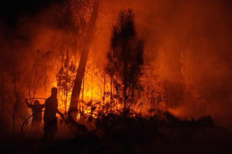 Firefighters-and-civilian-volunteers-refill-a-water-tanker-during-nighttime-wildfire-suppression-operations-as-emergency-lights-illuminate-the-scene-while-crews-continue-battling-the-blaze-in-Gironde-southwestern-France-on-July-26-2026-Photo-by-Fabrice-Sapte-ABACAPRESS