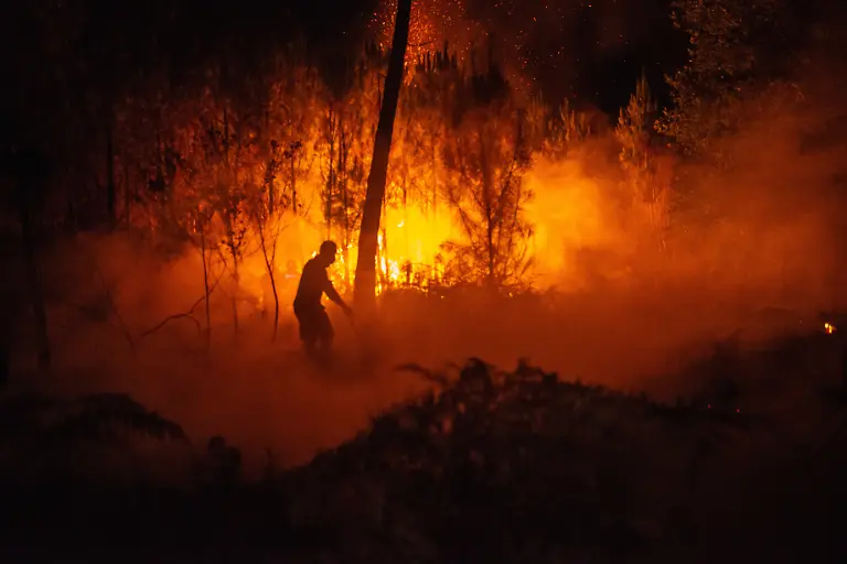 Firefighters-and-civilian-volunteers-refill-a-water-tanker-during-nighttime-wildfire-suppression-operations-as-emergency-lights-illuminate-the-scene-while-crews-continue-battling-the-blaze-in-Gironde-southwestern-France-on-July-26-2026-Photo-by-Fabrice-Sapte-ABACAPRESS