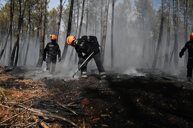 French-Firefighters-from-the-city-of-Marseille-responding-to-a-forest-fire-near-Andernos-les-Bains-in-the-Arcachon-Basin-area-July-28-2026-Gironde-region-France