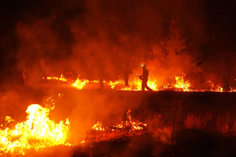 Feuerwehrleute-setzen-kontrollierte-Brandlegung-ein-um-einen-Waldbrand-einzudaemmen-der-sich-in-der-Naehe-von-Cebreros-in-der-Provinz-Avila-weiter-ausbreitet