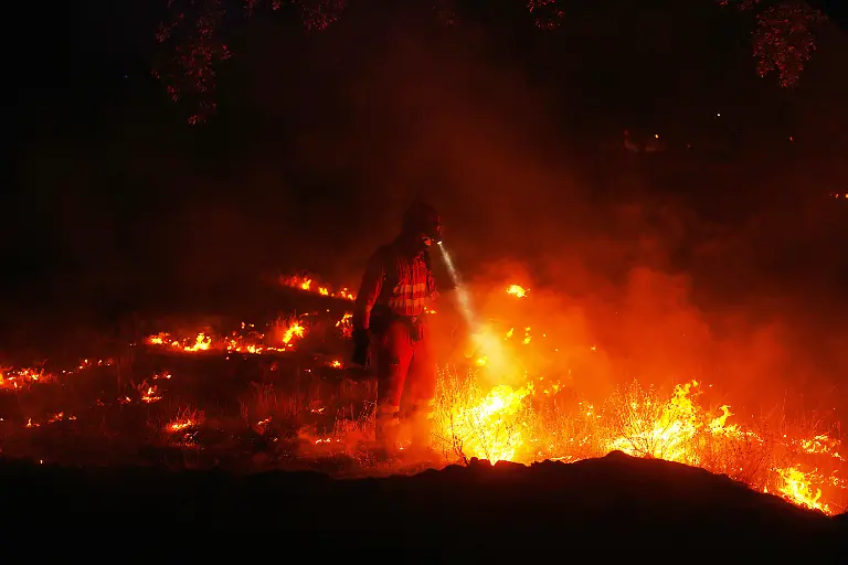Feuerwehrleute-setzen-kontrollierte-Brandlegung-ein-um-einen-Waldbrand-einzudaemmen-der-sich-in-der-Naehe-von-Cebreros-in-der-Provinz-Avila-weiter-ausbreitet