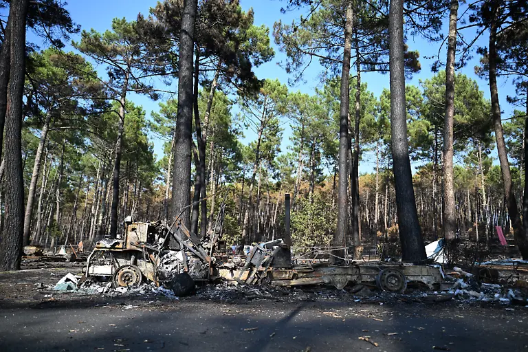 Ein-ausgebranntes-Fahrzeug-steht-auf-einem-Campingplatz-nachdem-in-Lege-Cap-Ferret-bei-Bordeaux-Waldbraende-gewuetet-haben