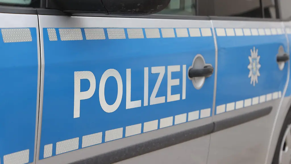 ARCHIV-16-01-2024-Thueringen-Jena-Schriftzug-Polizei-an-einem-Dienstauto-der-Thueringer-Polizei