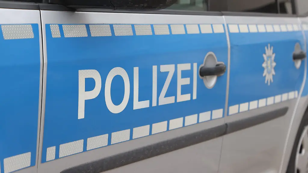 ARCHIV-16-01-2024-Thueringen-Jena-Schriftzug-Polizei-an-einem-Dienstauto-der-Thueringer-Polizei