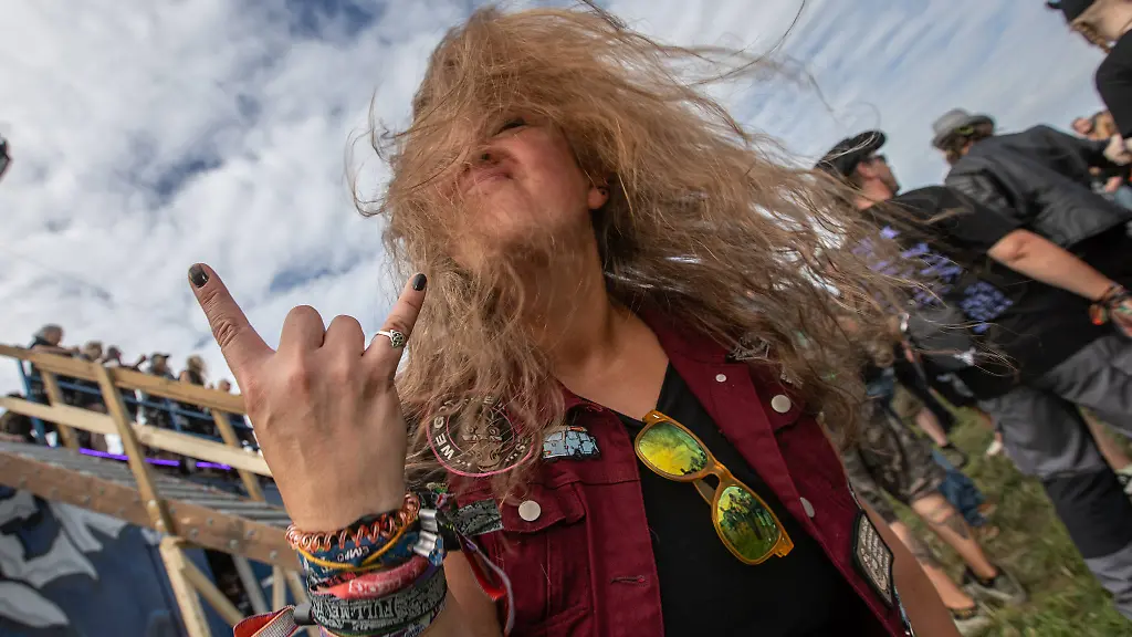 Der-Countdown-laeuft-zum-sonnigen-35-Wacken-Open-Air-Dienstag-und-nur-noch-24-Stunden-bis-zur-offiziellen-Eroeffnung-des-Inflields-durch-die-Veranstalte-Dien-bisher-eroeffneten-Eventflaechen-sind-bereits-so-gut-gefuellt-als-waere-das-Festival-bereits-gestartet-so-sind-fast-alle-der-85-000-Festivalbesucher-eingetroffen-Puenktlich-stimmt-nun-auch-das-Wetter-und-die-Hitze-wird-die-kommenden-Tage-anhalten-Wacken-Wacken-open-Air-Schleswig-Holstein-Deutschland-IVDJ6920-The-countdown-is-on-for-a-sunny-35th-Wacken-Open-Air-Tuesday-and-there-are-only-24-hours-left-until-the-official-opening-of-the-Infield-by-the-organizers