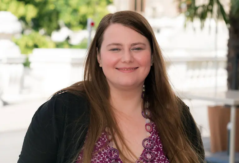 Natascha-Kampusch-die-ueber-Jahre-in-einem-Verlies-gefangen-gehalten-und-missbraucht-wurde-sitzt-am-03-08-2016-bei-einem-dpa-Interview-im-Burggarten-in-Wien-Oesterreich-Die-28-Jaehrige-veroeffentlicht-jetzt-ihr-neues-Buch-Natascha-Kampusch-10-Jahre-Freiheit
