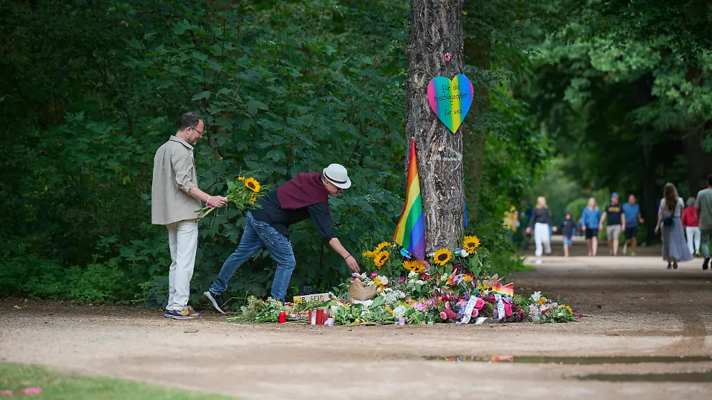 Menschen-trauern-und-legen-Blumen-und-Beileidsbekundungen-an-einen-der-Tatorte-im-Berliner-Tiergarten-zwei-Tage-nach-dem-Anschlag-auf-die-Feiern-des-48-Berliner-Christopher-Street-Day-CSD-mit-einer-Toten-und-29-teils-schwer-Verletzten-Foto-vom-27-07-2026-Der-Christopher-Street-Day-in-Berlin-war-in-der-Nacht-zum-Sonntag-von-einem-mutmasslich-islamistisch-motivierten-Anschlag-erschuettert-worden-als-ein-Mann-mit-einem-Kastenwagen-in-eine-Menschenmenge-im-Berliner-Tiergarten-fuhr-und-mit-einer-Stichwaffe-auf-weitere-Passanten-losging-Siehe-epd-Bericht-vom-27-07
