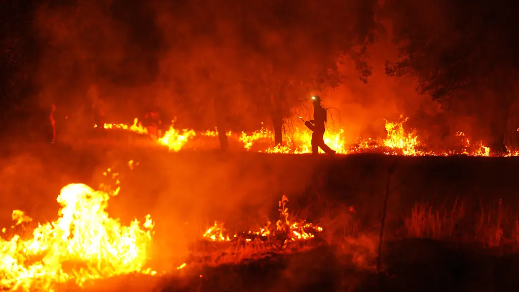 Feuerwehrleute-setzen-kontrollierte-Brandlegung-ein-um-einen-Waldbrand-einzudaemmen-der-sich-in-der-Naehe-von-Cebreros-in-der-Provinz-Avila-weiter-ausbreitet