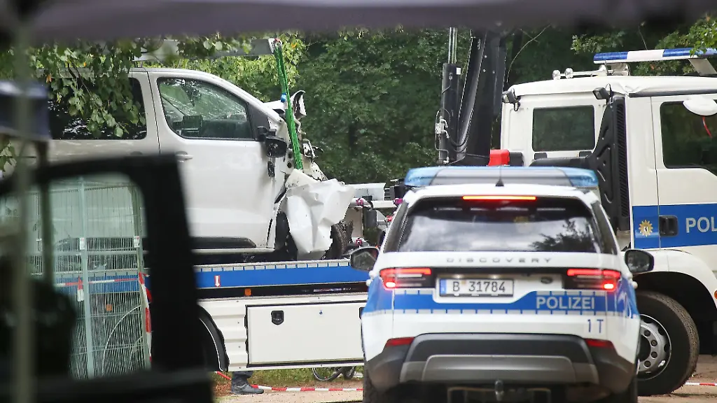 Berlin-Deutschland-Auto-faehrt-bei-CSD-in-Menschenmenge-Am-naechsten-Tag-steht-das-Tatfahrzeug-noch-immer-am-Tatort-und-wird-schliesslich-abtransportiert-Polizei-und-Spurensicherung-sind-vor-Ort