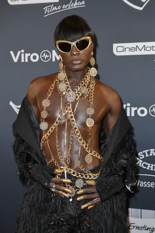 Papis-Loveday-bei-Movie-meets-Media-Ein-Vierteljahrhundert-voller-Glanz-Glamour-und-Glueck-im-Hotel-Atlantic-in-Hamburg-am-30-11