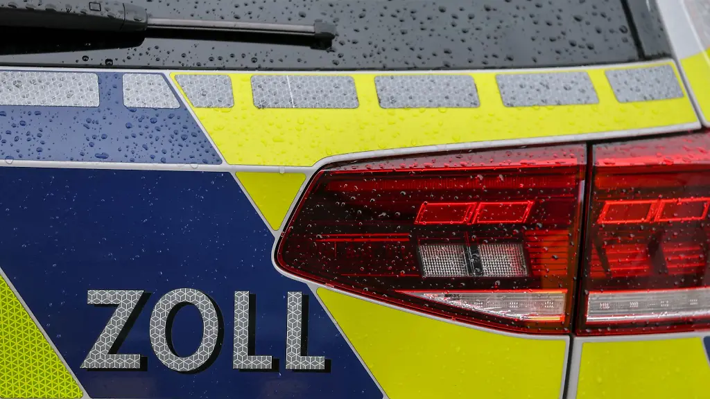 Bei-einem-Einsatz-in-Korschenbroich-am-Niederrhein-ist-27-jaehriger-Zollbeamter-durch-ein-Hallendach-in-die-Tiefe-gestuerzt