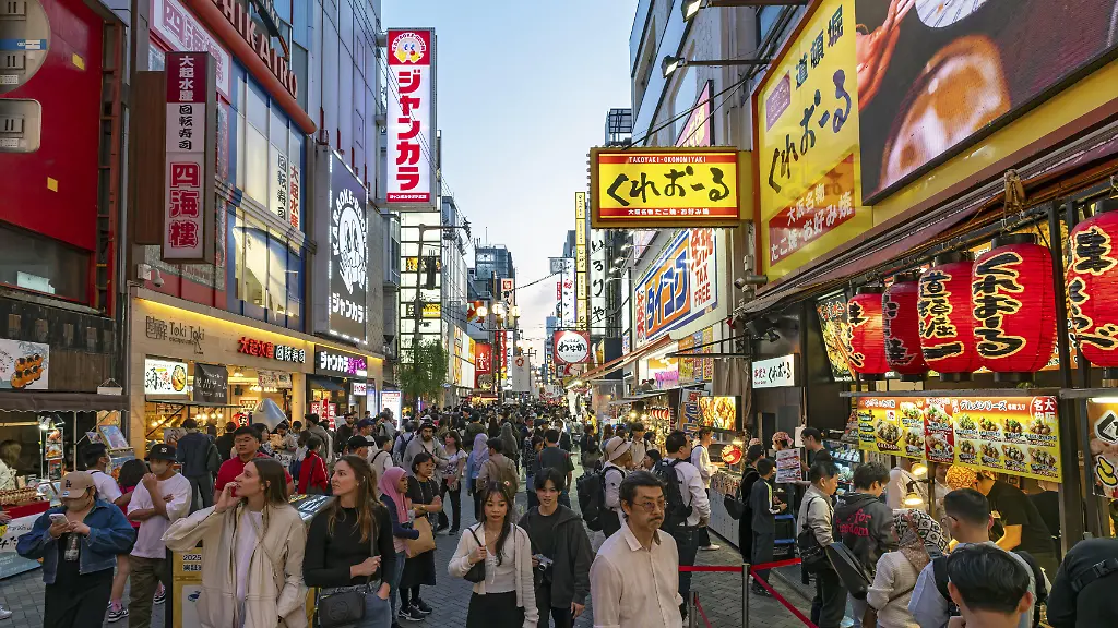 Naechtliche-Strasse-mit-Neonlichtern-und-Leuchtreklamen-Stadtteil-Dotonbori-Osaka-Japan-Asien