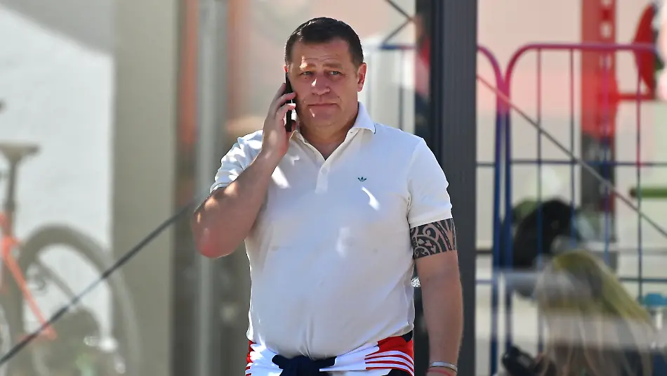 Max-EBERL-Sportvorstand-FC-FC-Bayern-Munich-am-Telefon-Handy-Einzelbild-angeschnittenes-Einzelmotiv-Halbfigur-halbe-Figur-Oeffentliches-Training-FC-FC-Bayern-Munich-im-Trainingslager-training-camp-in-Rottach-Egern-am-28-07-2026-Fussball-1-Bundesliga-Bundesliga-Saison-2026-2027-SVEN-SIMON-Fotoagentur-GmbH-Co-Pressefoto-KG-Seidlhofstr-10-85540-Haar-GLS-Bank-IBAN-DE75-4306-0967-4030-0251-00-BIC-GENODEM1GLS-www-svensimon