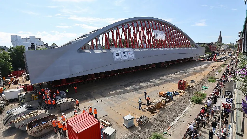 Der-Querverschub-der-neuen-Sternbruecke-erfolgt