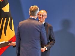"Ich melde mich ab": Schnieder reicht Merz zum Abschied die Hand