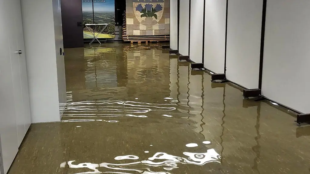 Unbekannte-haben-den-Keller-des-Landratsamtes-Deggendorf-unter-Wasser-gesetzt